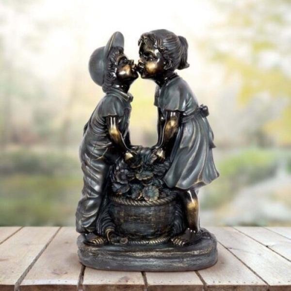 Statue de jardin d'un garçon et d'une fille