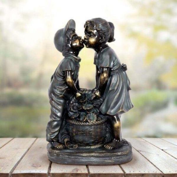 Statue de jardin d'un garçon et d'une fille