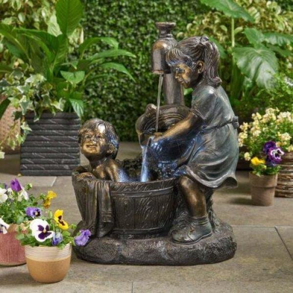 Statue de jardin d'un garçon et d'une fille