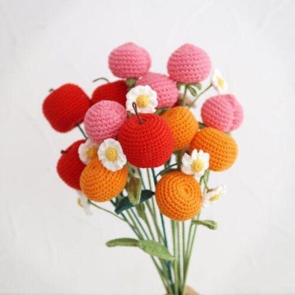 Bouquet de fruits tricotés en laine et crochetés