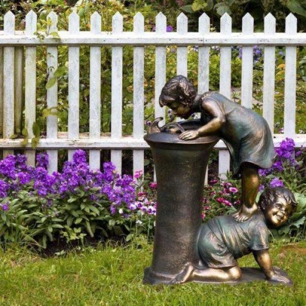 Statue de jardin d'un garçon et d'une fille