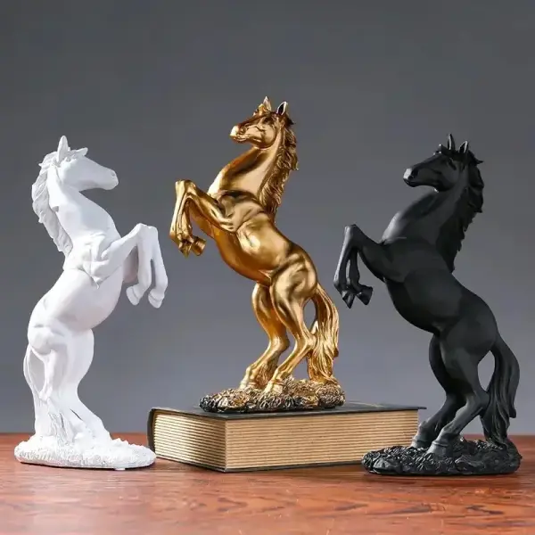 Sculpture en résine de cheval noir doré et argenté