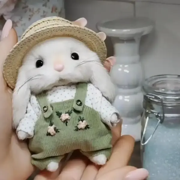 Jolie poupée de lapin au crochet